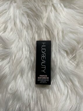 HUDA BEAUTY Color Corrector Primer - Black Packaging